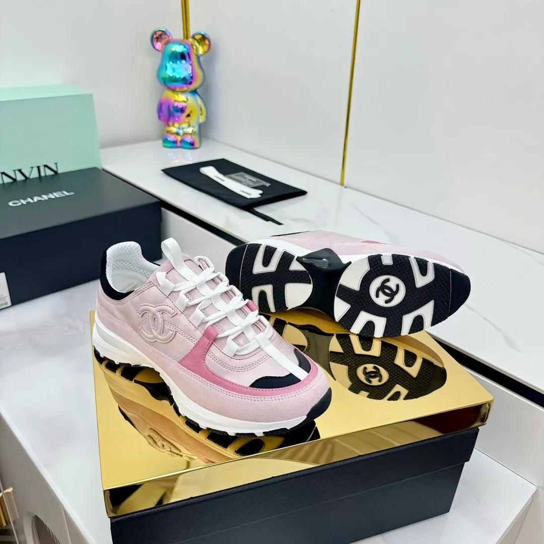 👟👟Ex-factory price 600👟👟High quality! ! ! CHANEL Chanel 25A latest thick-soled casual sports shoes. The counter is synchronized. The counter is very popular. It is a shoe that is very difficult to buy. The most popular thick-soled casual shoes on the Internet. As you can imagine, the most popular thick-soled casual shoes can not be missed. It has both good looks and comfort. Simple and versatile. The thick sole increases the height and is super versatile. Whoever wears it will look better. Upper: cowhide stitching. Lining: breathable mesh. Outsole: TPU original outsole. Size: 35-41 👉